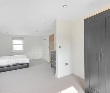 4 bedroom House To Let - Photo 5