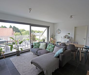 Dakappartement met 2 slaapkamers, autostaanplaats en terras. - Photo 1