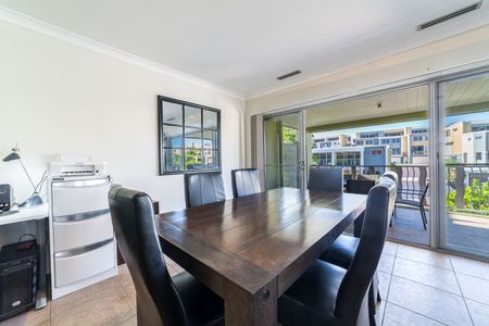 3-Bedroom Apartment in Prestigious Emerald Lakes - Photo 3