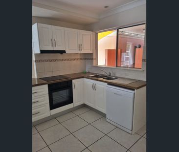 Stunning 3 Bedroom Luxury Waterfront Townhouse with Private Pool & Spa - Photo 3