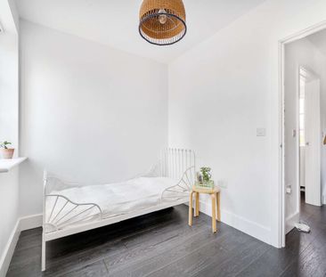 Exceptional three-bedroom townhouse in the heart of Winchester city centre. - Photo 5