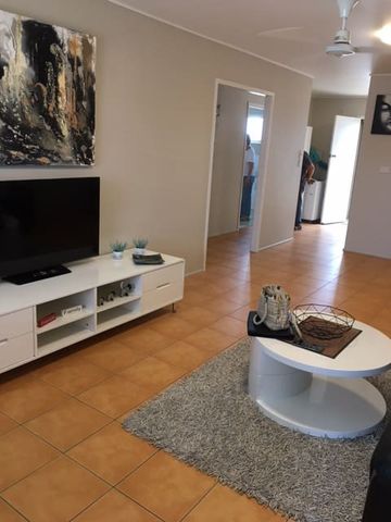 NEWLY RENOVATED FULLY FURNISHED SOUTH MACKAY UNIT - Photo 3