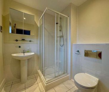 Benjamin Lane, Slough, Berks, SL3 - Photo 5