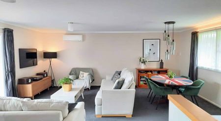 Sunny and private home with a view - Photo 3