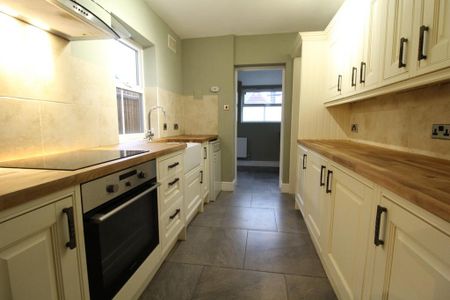 2 bedroom end of terrace house to rent - Photo 5