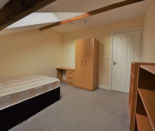 2 bedroom Flat in Flat 2, Leeds - Photo 2