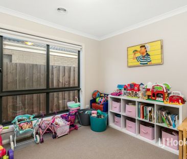 35 Toolern Waters Drive, Weir Views VIC, Belconnen - Photo 3