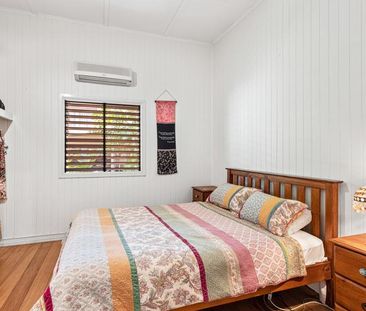HI-SET MODERN QUEENSLANDER IN SOUGHT AFTER STRATFORD! (FURNISHED) - Photo 5