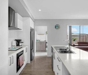 For Lease: Modern Family Home in the Heart of Holmview! - Photo 2