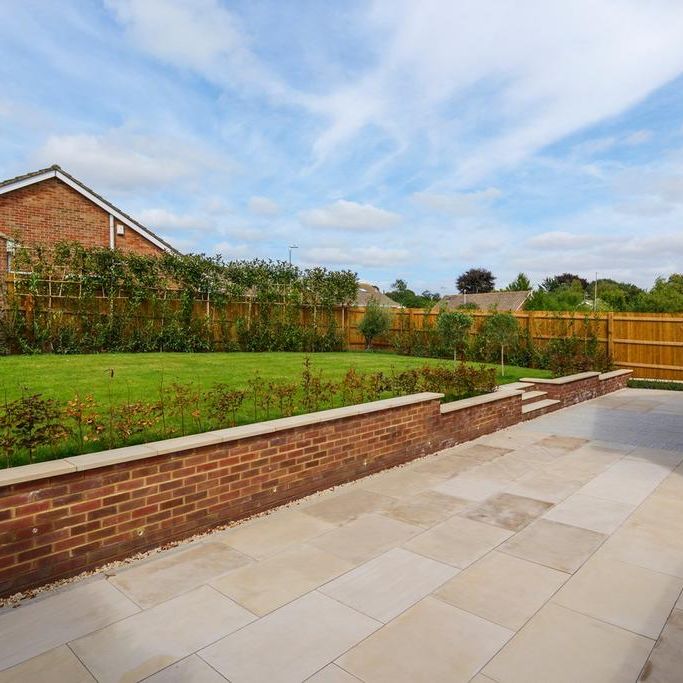 3 bedroom detached bungalow to rent - Photo 1
