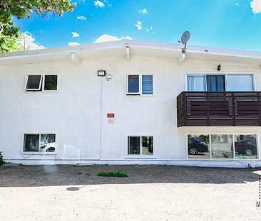 116 12 Avenue NW, Calgary - Photo 2