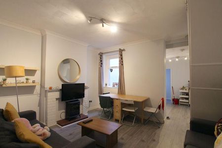 4 bedroom terraced house to rent - Photo 3