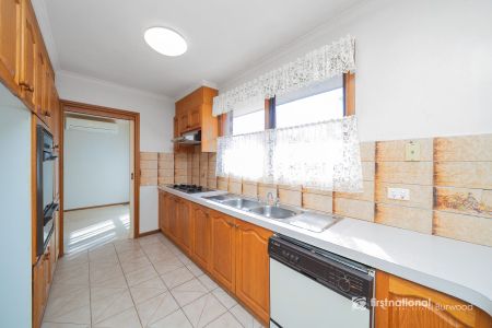 Convenient and Spacious Family Home in Glen Waverley - Photo 2