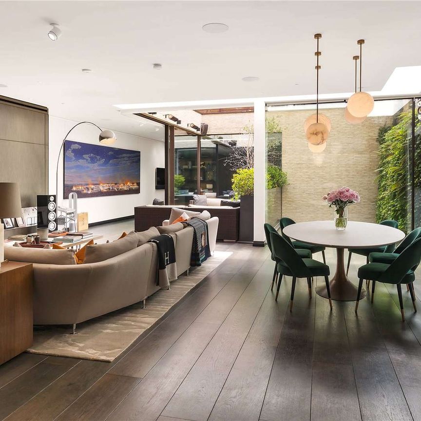 An exceptional duplex apartment with integral garage, patio and terrace in the heart of Knightsbridge. - Photo 1