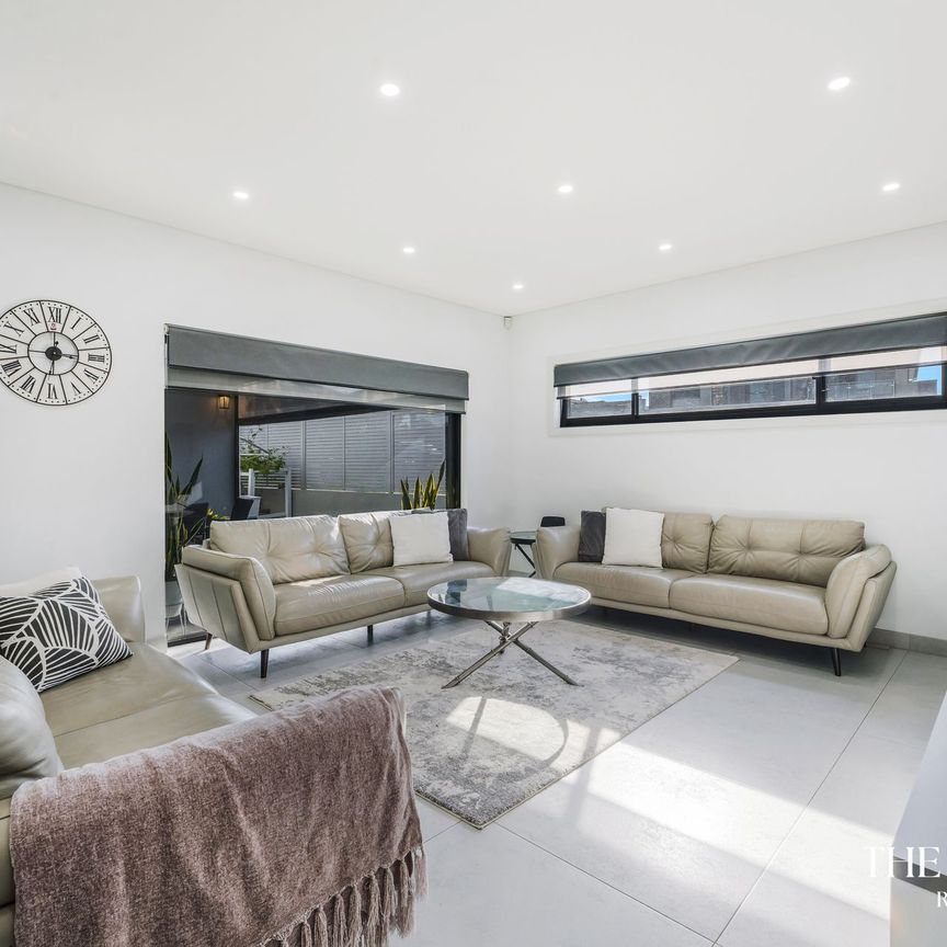 Stunning Modern Luxury Home ! - Photo 1