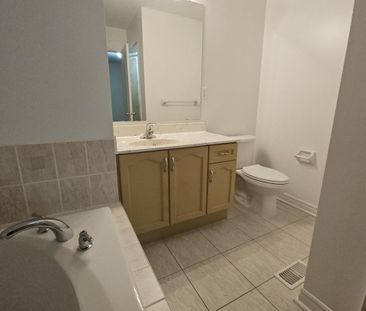 For Lease - 27 Frost King Lane, Toronto, Ontario - Photo 2