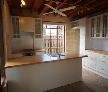 UNIQUE 5X1 HOME IN LOVELY ACSOT ESTATE - Photo 4