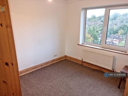 4 bedroom semi-detached house to rent - Photo 3