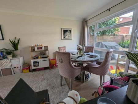 3 bedroom end of terrace house to rent - Photo 4