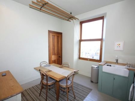 Flat to rent on - Photo 2