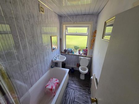 4 bedroom semi-detached house to rent - Photo 3