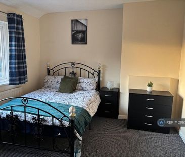 4 bedroom semi-detached house to rent - Photo 4