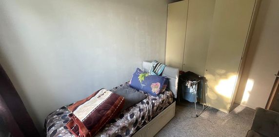 1 bedroom in a flat share to rent - Photo 2