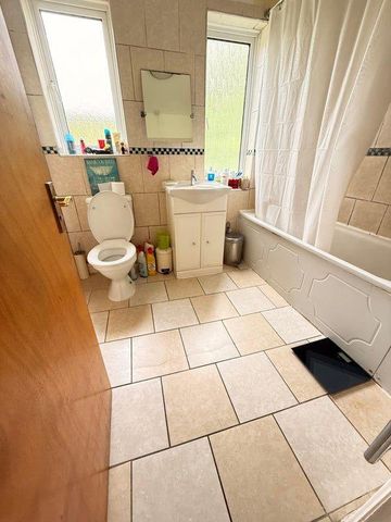 1 bedroom in a house share to rent - Photo 2