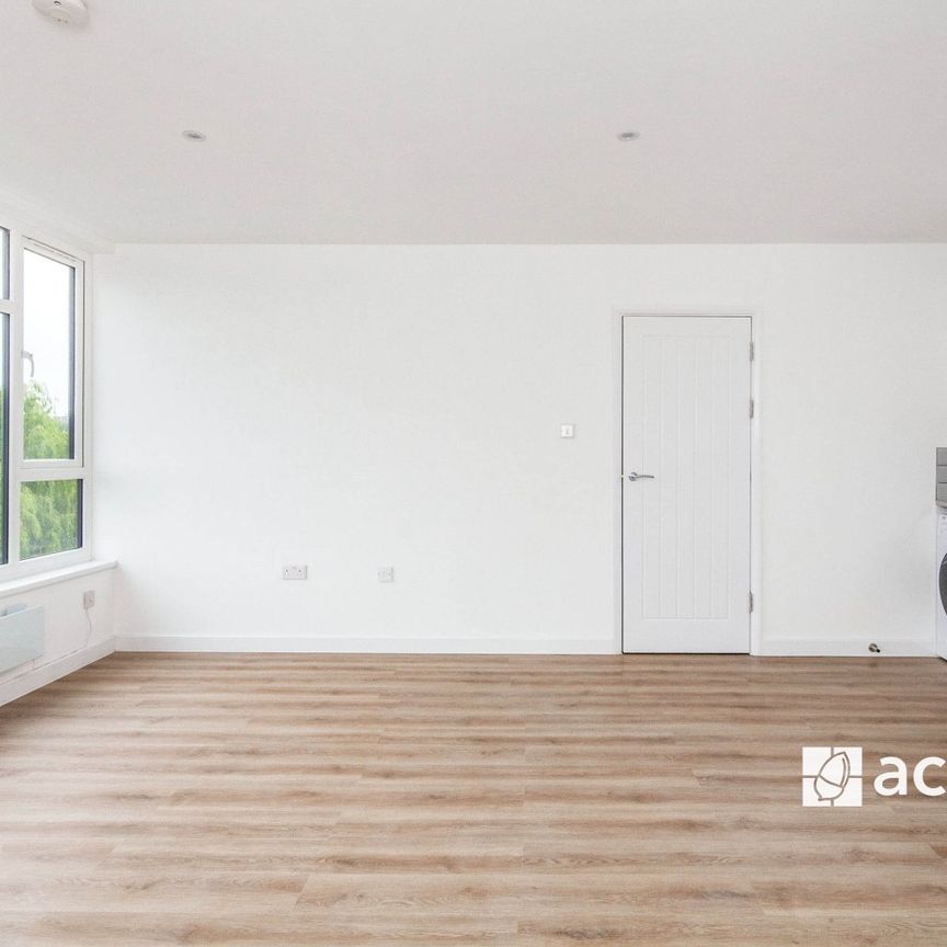 Flat to rent - Worsley Bridge Road, London, SE26 - Photo 1