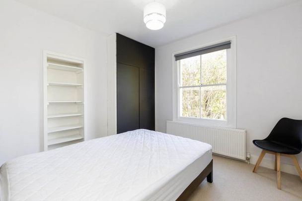 Spacious two bed within a period house on a tree lined st mins to tube and shops - Photo 1