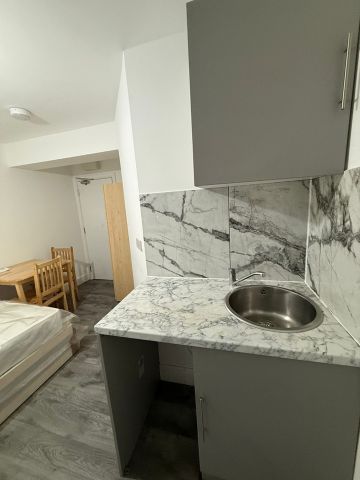 Studio Flat, High Road, IG1 - Photo 3