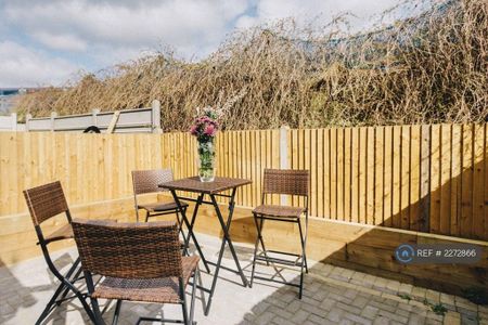 1 bedroom in a house share to rent - Photo 5