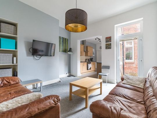 3 bedroom ground floor flat to rent - Photo 1