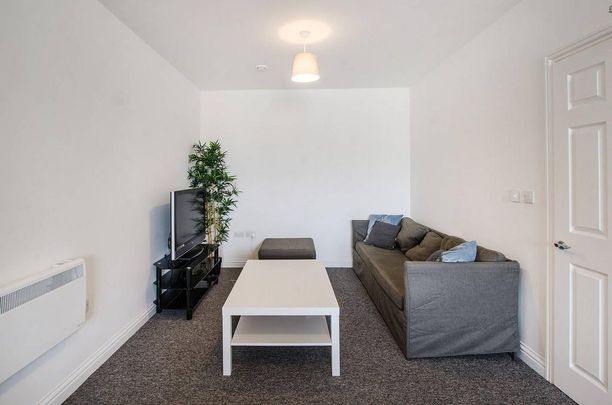 4 bedroom flat to rent - Photo 1