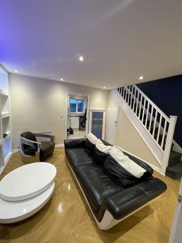 3 Bed Semi-Detached House, Porter Drive, M40 - Photo 3