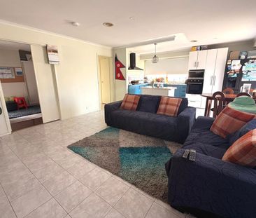 WELL PRESENTED 3 BEDROOM HOME IN SOUGHT AFTER LOCATION! - Photo 1