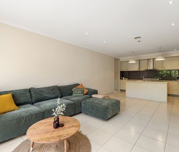 SPACIOUS FAMILY HOME! - Photo 2