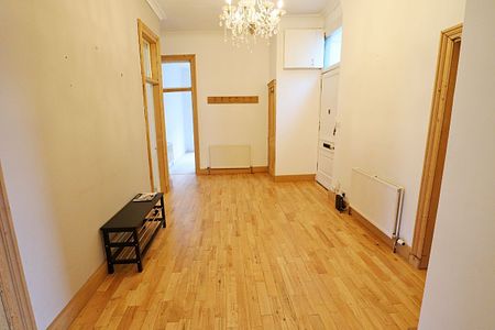 3 Bed, Flat - Photo 2