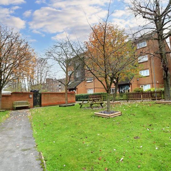 Saxon Close, Surbiton, KT6 - Photo 1