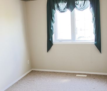 Spacious 3 Bed + Den | Finished Basement | Large Yard | Oversized G... - Photo 2