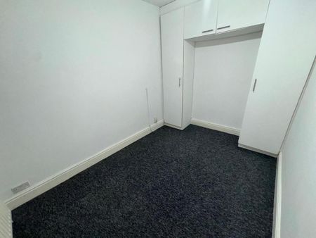4 bedroom semi-detached house to rent - Photo 5