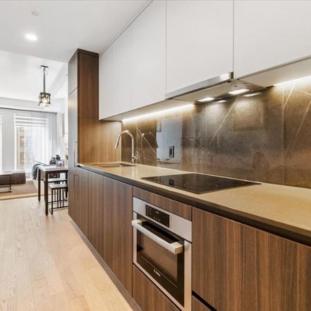 Oversized Luxury Studio in the Heart of Downtown Montréal - Photo 3