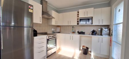 Renovated Browns Bay Home – Lawn Care Included - Photo 5