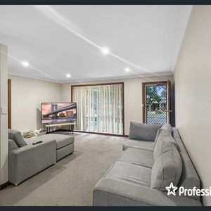 Stunning Villa In Great Location - Photo 2