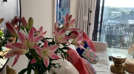 Modern 2 Bedroom Apartment with Carpark! - Photo 2