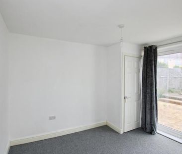 A lovely one-bedroom flat in a highly convenient location, within c... - Photo 3