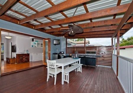 QLD Cottage With Large Entertainers Deck Overlooking the Stunning In-Ground Pool!. - Photo 3