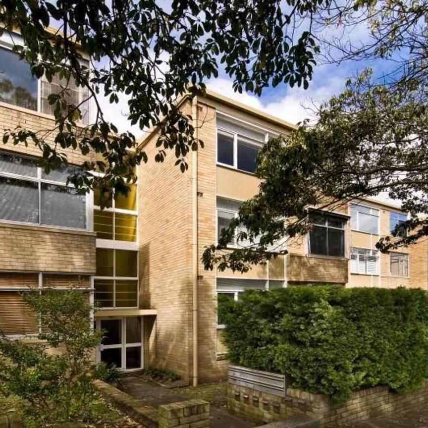 Large 2 bedroom apartment with Lock up garage - Photo 1