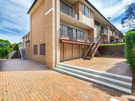 Oversized Townhouse with Enormous Yard - Photo 4