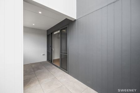 Brand new chic three level residence in prime location - Photo 5